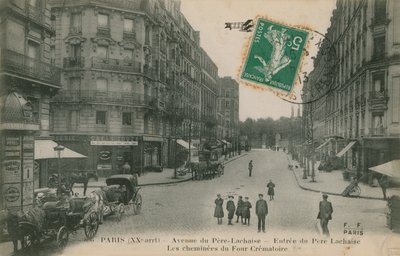 Avenue du Pere-Lachaise im 20. Arrondissement von Paris, Frankreich. Straßenansicht mit dem Eingang zum Pere Lachaise Friedhof und den Schornsteinen des Krematoriums. Postkarte gesendet im Jahr 1913 von French Photographer